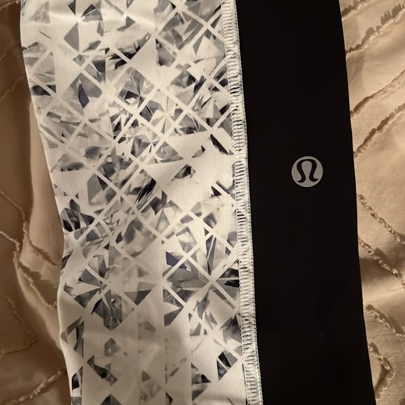 Lululemon Leggings with pockets. Women’s size 4. - Picture 2 of 8